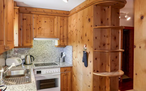 Chesa Polaschin e - E21 - Sils: Zimmer, Cabinetry, Möbel, Eigentum, Holzbeize, Countertop, Küche, Schrank, Gebäude, Interior Design