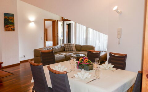Chesa Polaschin e - E21 - Sils: Zimmer, Eigentum, Möbel, Gebäude, Interior Design, Restaurant, Tabelle, Wohnzimmer, Suite, Fussboden