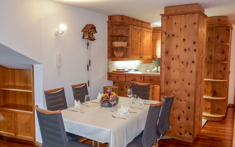 Chesa Polaschin e - E21 - Sils: Zimmer, Möbel, Eigentum, Esszimmer, Gebäude, Interior Design, Fussboden, Decke, Wand, Haus