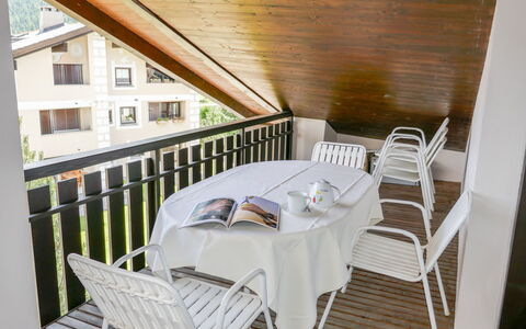 Chesa Polaschin e - E21 - Sils: Eigentum, Zimmer, Möbel, Gebäude, Haus, Tabelle, Grundeigentum, Restaurant, Stuhl, Balkon