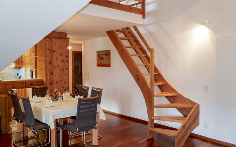 Chesa Polaschin e - E21 - Sils: Treppe, Eigentum, Zimmer, Interior Design, Hartholz, Haus, Gebäude, Zuhause, Holzboden, Geländer