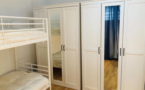 Bellevue: Zimmer, Möbel, Eigentum, Bett, Schrank, Schlafzimmer, Kleiderschrank, Tür, Herberge, Gebäude