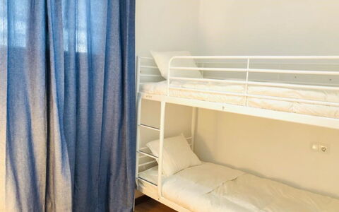 Bellevue: Vorhang, Zimmer, Produkt, Eigentum, Möbel, Bett, Interior Design, Fensterbehandlung, Textil, Fussboden