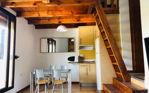 Bellevue: Zimmer, Eigentum, Treppe, Gebäude, Interior Design, Haus, Decke, Zuhause, Strahl, Dachgeschoss