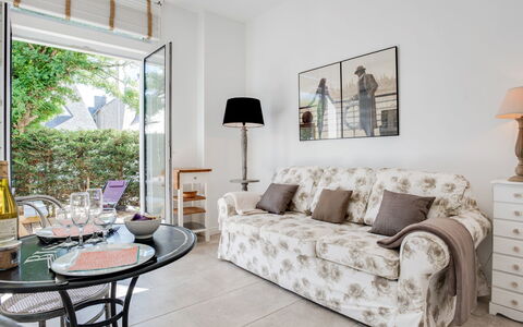 L'Abeille D'Or: Möbel, Eigentum, Couch, Bilderrahmen, Tabelle, Interior Design, Holz, Komfort, Fussboden, Wohnzimmer