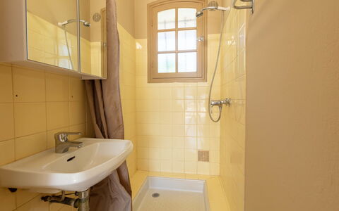 L'Ayguade: Zapfhahn, Armatur, Sinken, Eigentum, Bad Sink, Badezimmer, Duschkopf, Fenster, Dusche