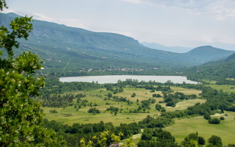 Ivona: Wolke, Berg, Himmel, Wasservorräte, Wasser, Pflanze, Natürliche Landschaft, Gewässer, Grundstueck, Vegetation