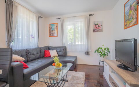 Ivona: Zimmer, Wohnzimmer, Eigentum, Möbel, Interior Design, Gebäude, Gelb, Haus, Grundeigentum, Kaffetisch