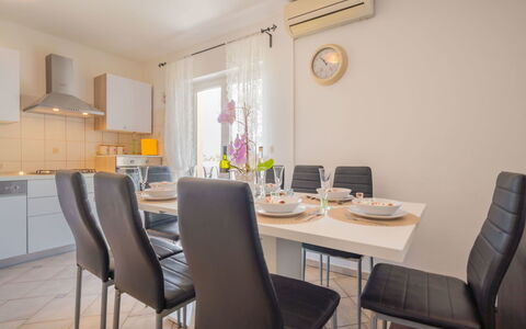 Ivona: Zimmer, Esszimmer, Möbel, Eigentum, Interior Design, Tabelle, Gebäude, Gelb, Grundeigentum, Fussboden