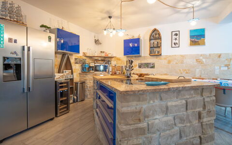 Lea Lana: Gebäude, Cabinetry, Countertop, Küche, Holz, Beleuchtung, Interior Design, Haus, Fussboden, Flooring