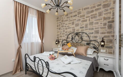 Imperia: Schlafzimmer, Zimmer, Bett, Möbel, Eigentum, Bettrahmen, Interior Design, Wand, Bettdecke, Bedding