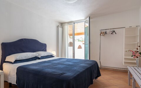 Villa Lamarmora: Schlafzimmer, Bett, Möbel, Zimmer, Bettdecke, Eigentum, Bettrahmen, Matratze, Bedding, Fussboden