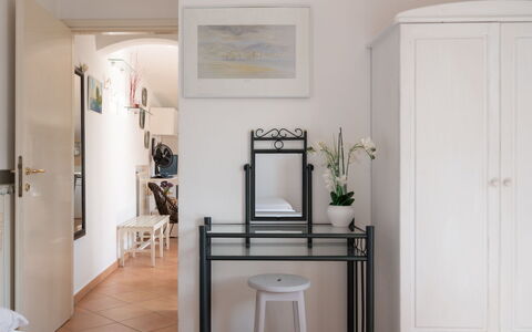 Villetta Laura: Zimmer, Weiss, Eigentum, Möbel, Fussboden, Interior Design, Gebäude, Decke, Haus, Fliese