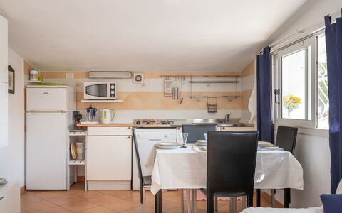 Villetta Laura: Eigentum, Zimmer, Möbel, Gebäude, Küche, Haus, Interior Design, Fussboden, Gelb, Grundeigentum