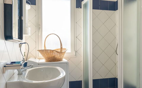 Villetta Laura: Badezimmer, Zimmer, Eigentum, Armatur, Fliese, Interior Design, Bad Zubehör, Die Architektur, Materialeigenschaft, Badezimmerschrank