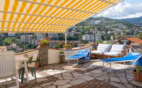 Villetta Laura: Eigentum, Gebäude, Dach, Terrasse, Grundeigentum, Haus, Schatten, Zuhause, Wohnung, Hinterhof