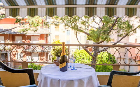 Imperatrice: Balkon, Markise, Gartenmöbel, Stuhl, Zimmerpflanze, Tisch Im Freien, Schatten, Blumentopf, Restaurant, Veranda