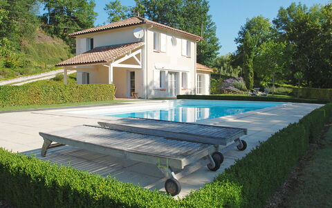 Lapeyriere: Gebäude, Himmel, Pflanze, Fenster, Baum, Schwimmbad, Haus, Schatten, Grundstueck, Gras