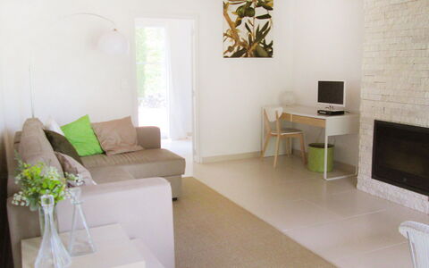 Lapeyriere: Zimmer, Möbel, Interior Design, Weiss, Eigentum, Wohnzimmer, Fussboden, Wand, Tabelle, Gebäude