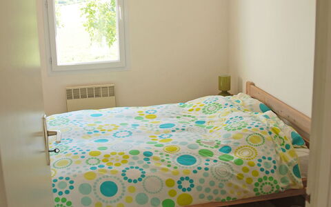 Lapeyriere: Schlafzimmer, Bett, Bettdecke, Zimmer, Eigentum, Bedding, Möbel, Bettrahmen, Fussboden, Produkt