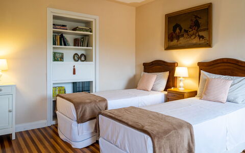 Rachele: Schlafzimmer, Möbel, Bett, Zimmer, Eigentum, Bettdecke, Bettrahmen, Interior Design, Fussboden, Matratze