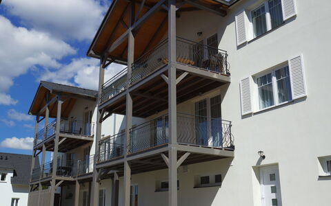 Frymburk 10: Wohngebiet, Fassade, Zuhause, Wohnung, Balkon, Urban Design, Tür, Beton, Veranda, Schatten