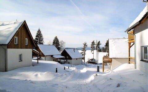 Lakeside Village 12: Wolke, Himmel, Gebäude, Fenster, Schnee, Haus, Steigung, Baum, Hütte, Einfrieren