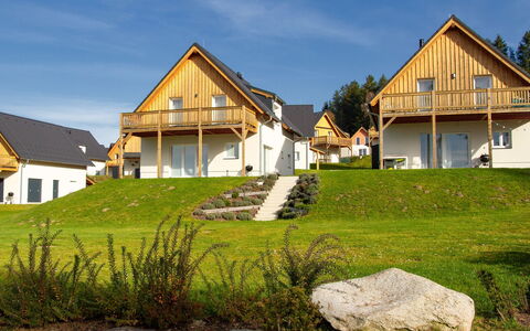 Lakeside Village 3: Himmel, Wolke, Pflanze, Gebäude, Fenster, Holz, Natürliche Landschaft, Grundstueck, Haus, Baum
