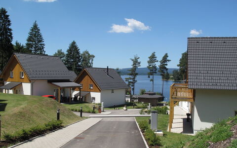Lakeside Village 3: Himmel, Wolke, Pflanze, Gebäude, Eigentum, Strassenbelag, Baum, Haus, Grundstueck, Die Architektur