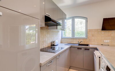 Calanques des Issambres 164.2: Countertop, Cabinetry, Spüle, Sinken, Gebäude, Eigentum, Möbel, Zapfhahn, Fenster, Küche
