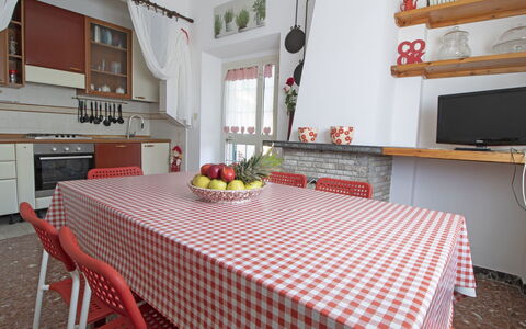 Sandra: Tischdecke, Zimmer, Eigentum, Rot, Möbel, Interior Design, Tabelle, Esszimmer, Fussboden, Gebäude
