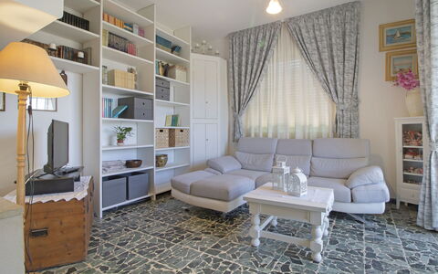 Sandra: Zimmer, Möbel, Eigentum, Interior Design, Wohnzimmer, Gebäude, Fussboden, Haus, Wand, Grundeigentum