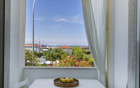 Sandra: Zimmer, Eigentum, Gelb, Interior Design, Fenster, Grundeigentum, Haus, Balkon, Fensterbehandlung, Gebäude