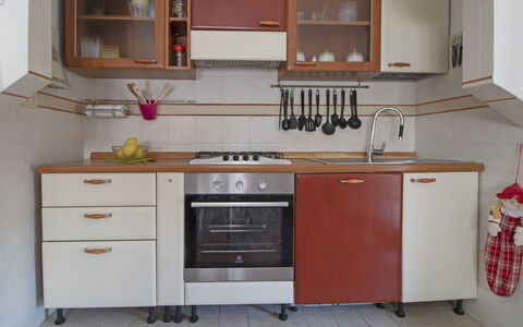 Sandra: Cabinetry, Küche, Möbel, Zimmer, Countertop, Eigentum, Herd, Major Appliance, Interior Design, Fliese