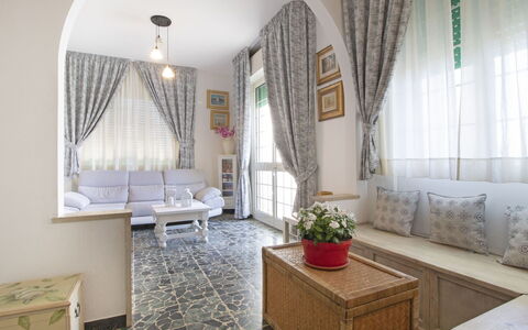 Sandra: Zimmer, Weiss, Eigentum, Interior Design, Vorhang, Möbel, Gebäude, Fensterbehandlung, Die Architektur, Grundeigentum