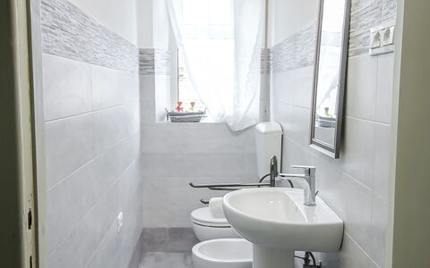 Sandra: Spiegel, Zapfhahn, Armatur, Sinken, Bad Sink, Eigentum, Fenster, Badezimmer, Lila, Gebäude