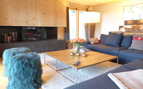 Crans-Montana 643: Möbel, Zimmer, Wohnzimmer, Eigentum, Interior Design, Tabelle, Kaffetisch, Haus, Zuhause, Fussboden