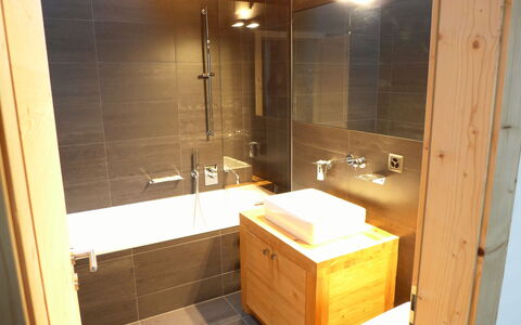 Crans-Montana 643: Zapfhahn, Sinken, Bad Sink, Armatur, Badezimmer, Spiegel, Gebäude, Badezimmerschrank, Holz