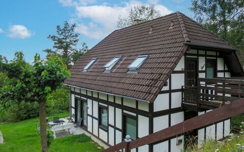 Frankenau 200: Wolke, Pflanze, Himmel, Gebäude, Fenster, Baum, Haus, Holz, Grundstueck, Abstellgleis