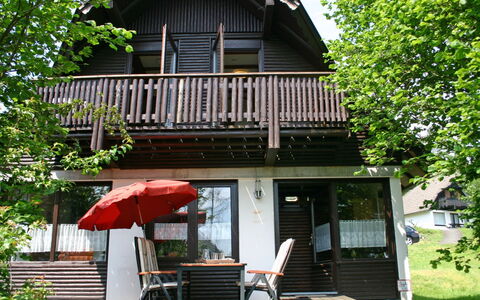 Frankenau 200: Pflanze, Gebäude, Eigentum, Fenster, Grün, Regenschirm, Baum, Haus, Schatten, Die Architektur