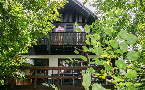 Frankenau 200: Gebäude, Pflanze, Fenster, Natürliche Landschaft, Baum, Haus, Vegetation, Hütte, Gras, Holz