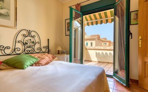 Jardines del Mar: Schlafzimmer, Bett, Zimmer, Möbel, Bettdecke, Eigentum, Bettrahmen, Interior Design, Wand, Gebäude