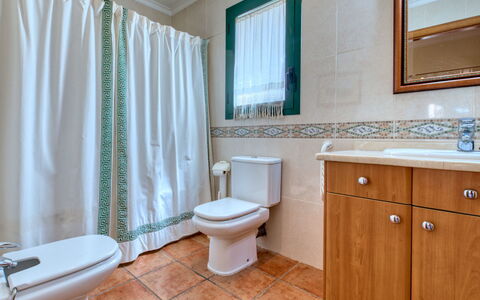 Jardines del Mar: Badezimmer, Zimmer, Eigentum, Badezimmerschrank, Fussboden, Vorhang, Fliese, Bad Zubehör, Interior Design, Zapfhahn