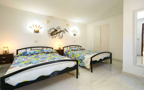 Richelieu: Bett, Möbel, Interior Design, Schlafzimmer, Bedding, Bettdecke, Fussboden, Flooring, Decke, Zimmer