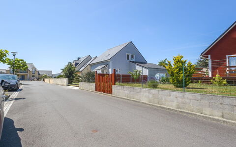 Pen-Guen: Himmel, Eigentum, Pflanze, Gebäude, Fenster, Haus, Strassenbelag, Asphalt, Grundstueck, Baum