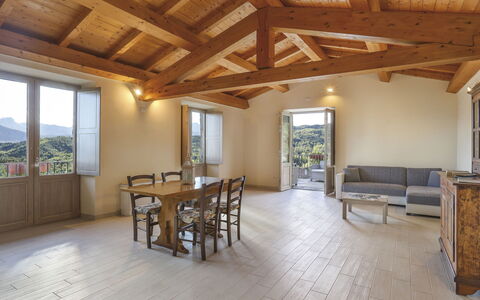 Castelnuovo di Garfagnana 648: Eigentum, Decke, Gebäude, Zimmer, Fussboden, Strahl, Haus, Interior Design, Grundeigentum, Möbel