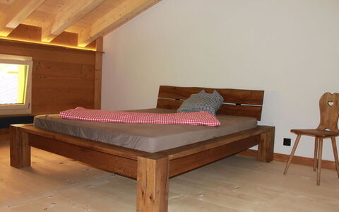 Alphaus Hasler: Möbel, Gebäude, Komfort, Holz, Bettrahmen, Bett, Fussboden, Schatten, Flooring, Rechteck