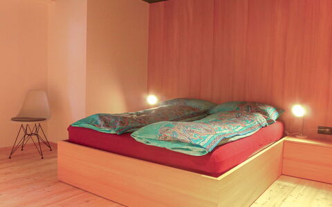Armina: Holz, Schlafzimmer, Interior Design, Flooring, Fussboden, Orange, Rosa, Bett, Braun, Bettdecke
