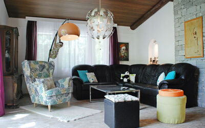 Vista Valle 150.1: Wohnzimmer, Zimmer, Möbel, Interior Design, Eigentum, Gebäude, Decke, Kaffetisch, Beleuchtung, Tabelle