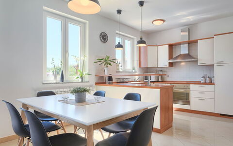 Eugen: Zimmer, Möbel, Eigentum, Interior Design, Küche, Gebäude, Esszimmer, Tabelle, Countertop, Cabinetry